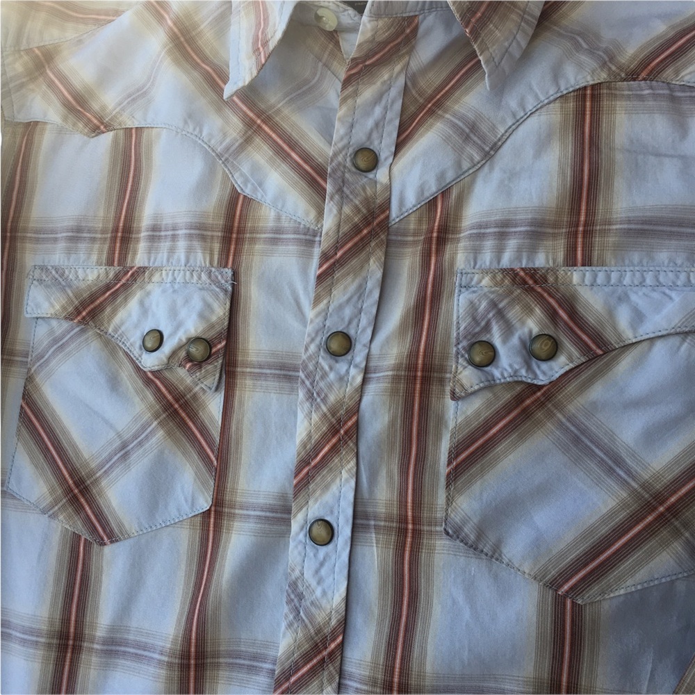 Wrangler premium retro snap shirt. Size M previously owned. In great shape